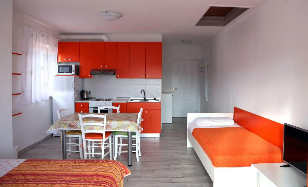 Apartments Laura Pinezići المظهر الخارجي الصورة