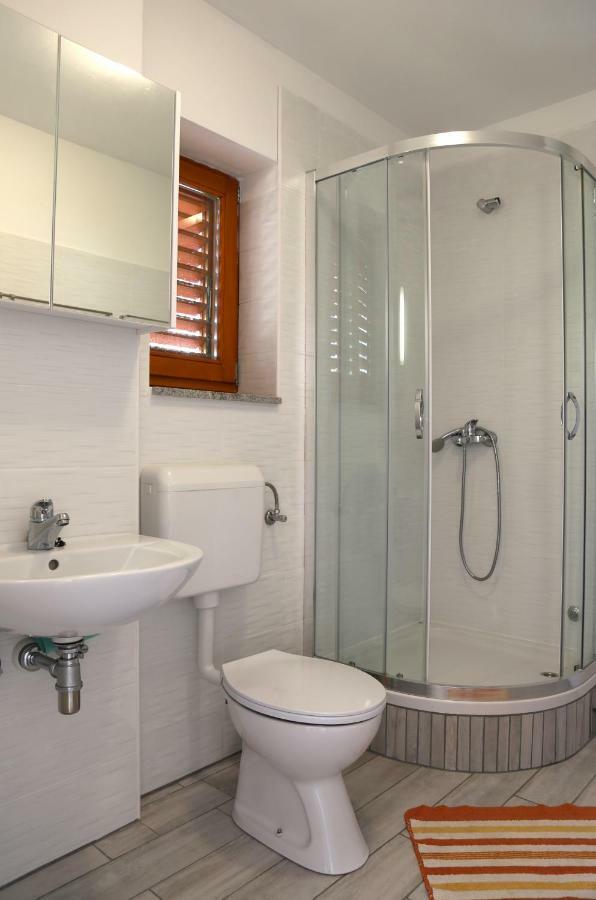 Apartments Laura Pinezići المظهر الخارجي الصورة