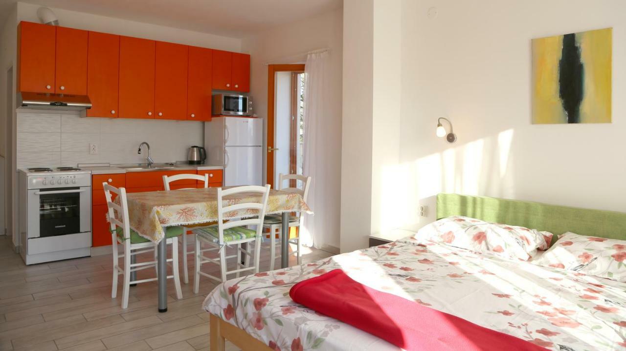 Apartments Laura Pinezići المظهر الخارجي الصورة