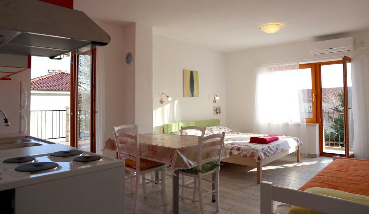 Apartments Laura Pinezići المظهر الخارجي الصورة