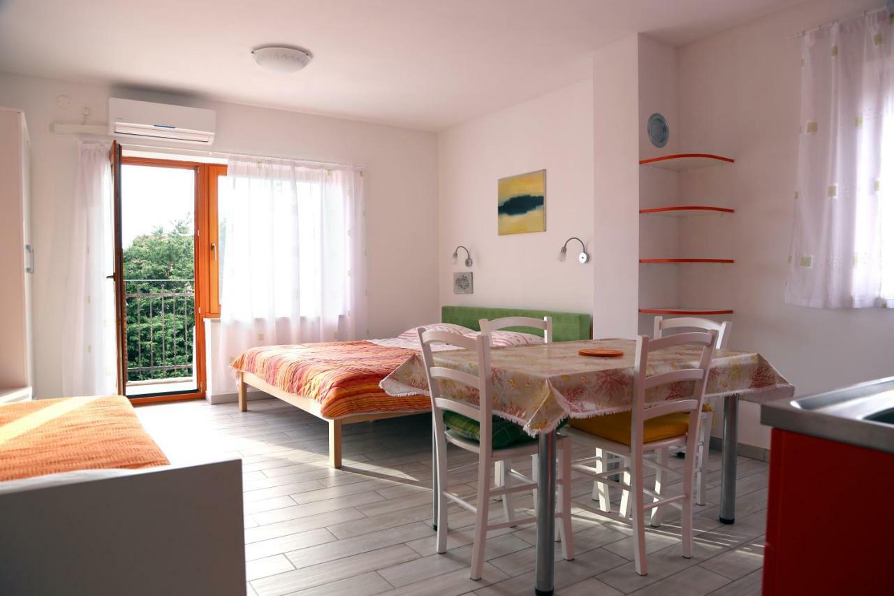 Apartments Laura Pinezići المظهر الخارجي الصورة
