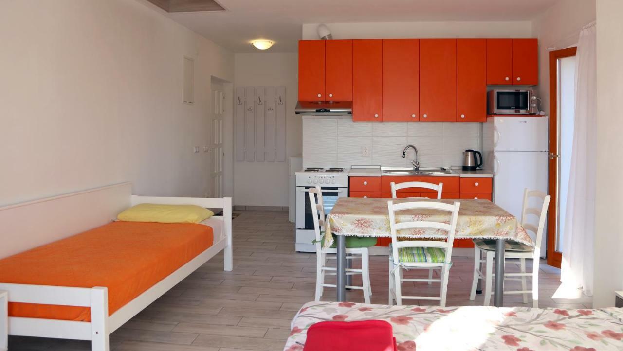 Apartments Laura Pinezići المظهر الخارجي الصورة