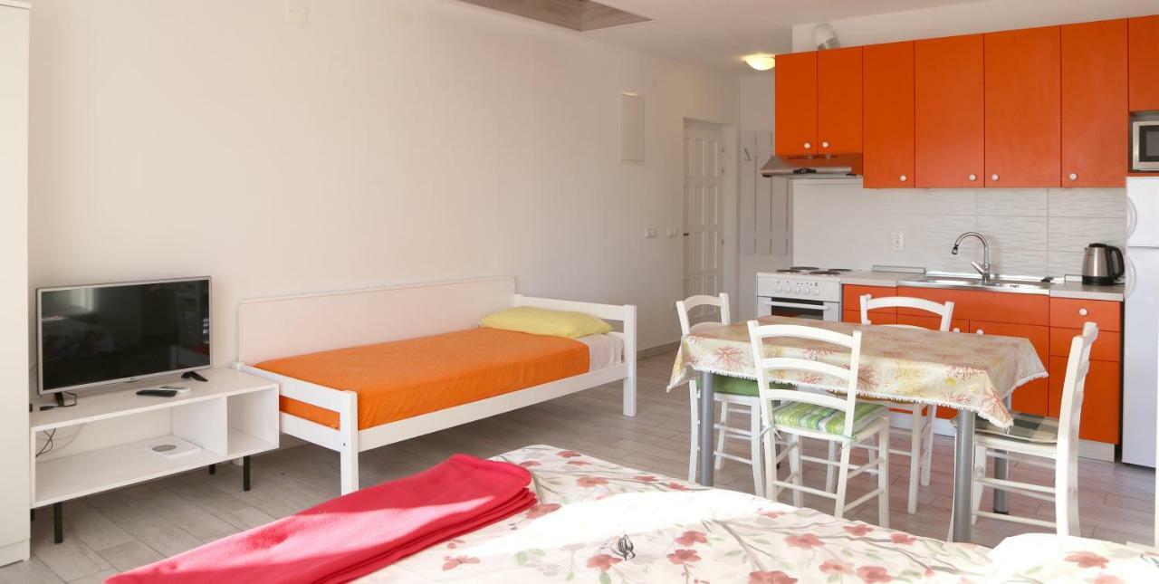Apartments Laura Pinezići المظهر الخارجي الصورة